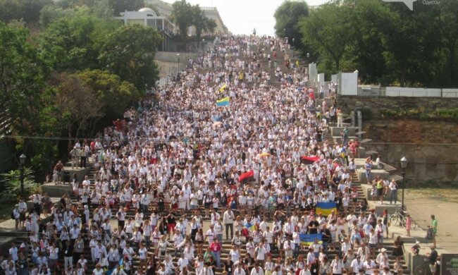На Потьомкінських сходах рекордна кількість людей у вишиванках (фото, відео)
