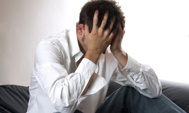 держится за голову отчаяние грусть печать горе