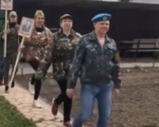 Росіяни влаштували акцію "Безсмертний полк" у дворі: відео божевільного "побєдобісся"