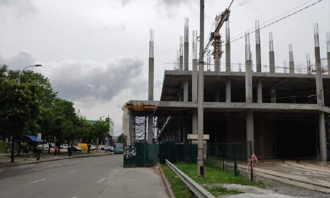 ТРЦ будують посеред жвавої дороги в Києві, у мерії розводять руками: "Так було задумано"