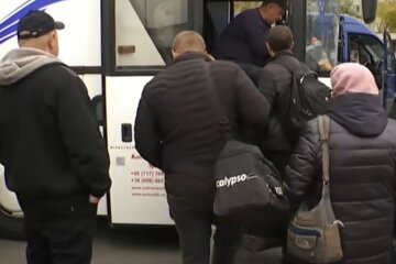 В троллейбусе Харькова сцепились пассажиры, видео с места: "попросили выйти, но..."