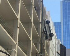Радикальне паркування: американець на машині випав із дев’ятого поверху (відео)
