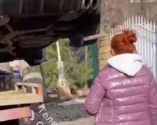 В Одессе полиция конфисковала авто у семьи, видео: всё из-за долгов