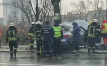 Гололед в Киеве привел к трагедии на дороге: кадры с места фатального ДТП