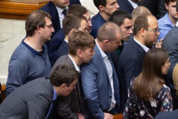 Скандального депутата відметелили прямо в Раді, відео: "Ногами по голові"