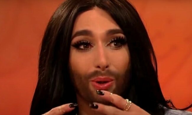 Звезда "Евровидения" Кончита Вурст втиснулась в корсет, приспустив штаны: "Что творится у вас в голове?"