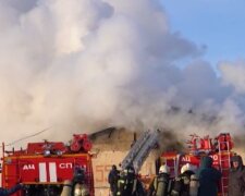 У російському Магадані спалахнув величезний склад із вантажною технікою, кадри: "вогонь охопив 600 кв. метрів"