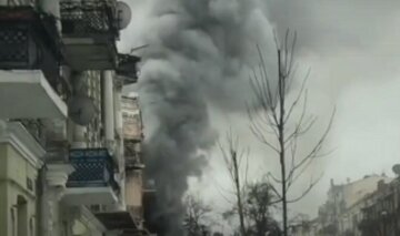 У Києві розгорілася пожежа в багатоповерхівці: на місце терміново виїхали патрульні і рятувальники, відео НП