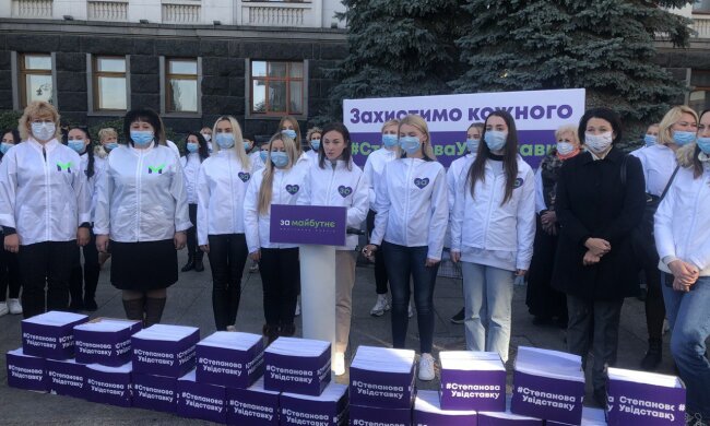Партія «За майбутнє» вручила Зеленському пів мільйона підписів за відставку Степанова
