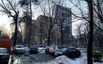 Крайне опасную находку обнаружили в Киеве, фото: "на детской площадке..."