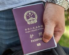 Власти Китая начали отбирать у жителей паспорта