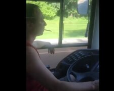 В Харькове наказали водителя троллейбуса, видео: "курил за рулем и..."