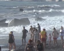 В Одессе ищут мужчину, которого унесло дождевым потоком в море:  видео