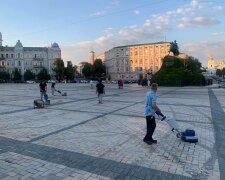 Софиевскую площадь начали отмывать после дрифта: кадры происходящего в центре Киева