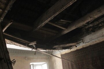 Стеля обвалилася в житловому будинку в центрі Одеси: кадри НП