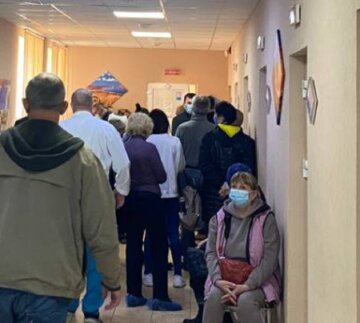 Здоровые рядом с больными: длинные очереди в поликлиниках Одессы показали на видео