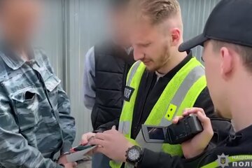 Обещал вывезти раненых защитников из передовой: киевлянин решил нажиться на "услугах", кадры задержания