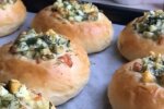 Пышные и ароматные: рецепт домашних булочек с яично-сырной начинкой