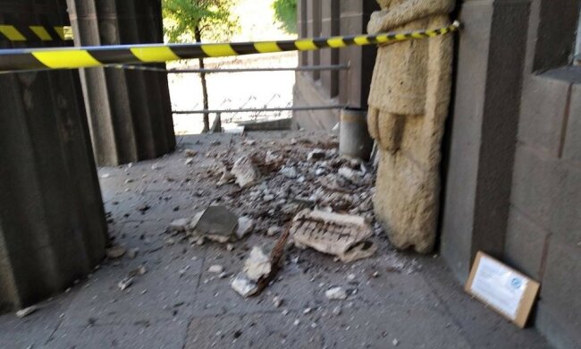 У Києві слідом за мостами "втомився" музей, фото: "30 мільйонів потрібні вже зараз"