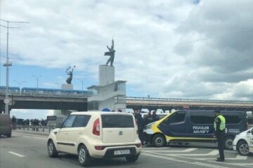 Угроза взрыва моста в Киеве: появилось фото минера, "требует Авакова"