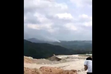 Пассажирский Boeing со 132 людьми на борту разбился: появились кадры с места катастрофы