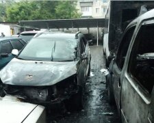Огонь охватил девять автомобилей, машины сгорели дотла: камеры засекли поджигателя
