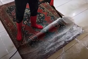 Як почистити килим від неприємного запаху: ці поради мають допомогти
