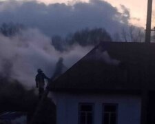 Трагедія під Києвом: з палаючого будинку винесли тіло 5-річної дитини, фото з місця