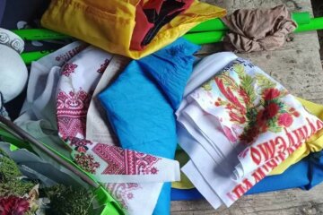Чоловік зняв прапори із могили українського захисника: загрожує серйозний термін, деталі