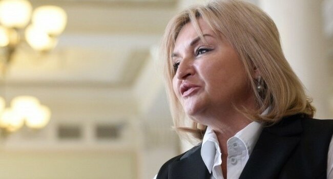 ”Фредді Крюгер III тисячоліття”: Ірина Луценко розлютила українців “золотою” курткою