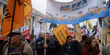 Знесуть все: волонтер розповіла про масові дзвінки АТОвців через бунт під ВР