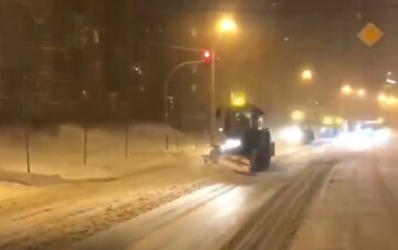 Київські комунальники придумали, як "відкосити" від прибирання снігу, відео: "Ніби всю ніч працювали"