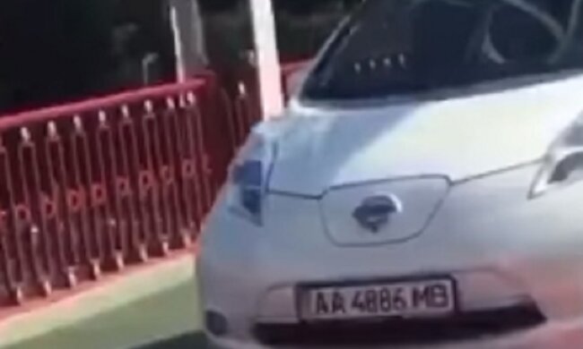 Лихач на машині влетів на пішохідний міст у Києві, відео: "Вирішив показати своє я"