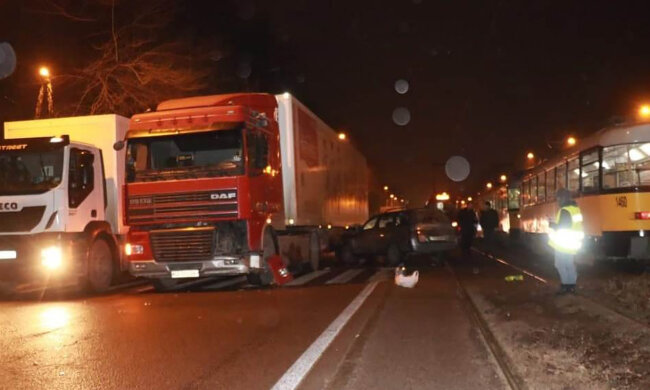 Кадри масштабної ДТП з вантажівкою і трамваєм у Дніпрі: "дівчина перебігала дорогу"