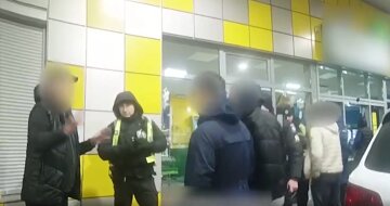 На Київщині 65-річний депутат напав на поліцейських, відео: "плювався і погрожував"
