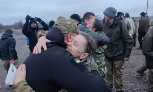 Украинские Герои вернулись к своим матерям, женам и детям: подробности нового масштабного обмена пленных