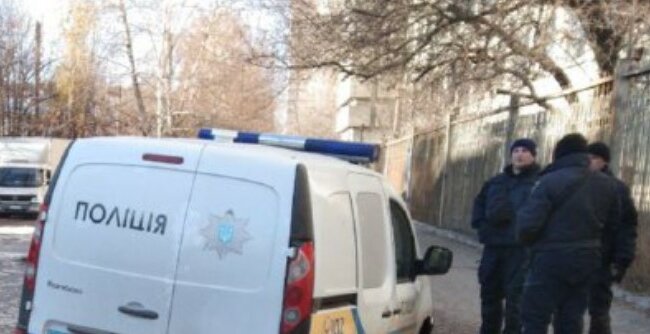 У Харкові поліцейське авто провалилося під землю, фото: "На цьому місці вкрали..."