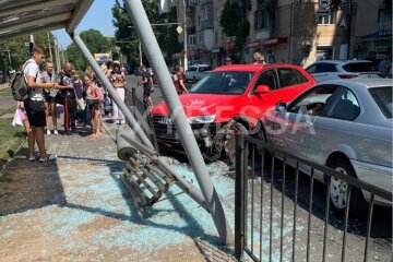В Одессе авто влетело в остановку с людьми: первые кадры с места масштабной аварии
