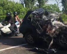 Столкновение с грузовиком привело к масштабному ДТП на украинской трассе, есть жертвы: "в машине был ребенок..."