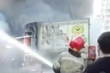 Масштабна пожежа охопила ринок у Києві, небо затягнуте чорним димом: відео НП