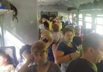 Людям пришлось толпиться в переполненной электричке из Киева, фото: "Пламенный привет от работников ЖД"