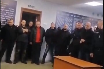 В Днепре полицейские отказались вступать в ряды ВСУ и устроили бунт, видео: украинцы возмущены