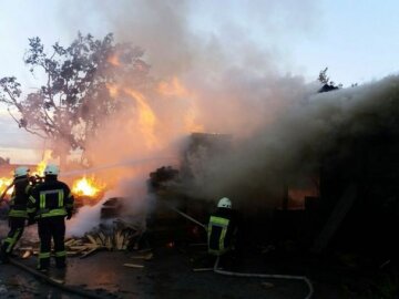 Масштабна пожежа на складі під Києвом: вогонь знищив авто, побутові вагончики та будинок охорони