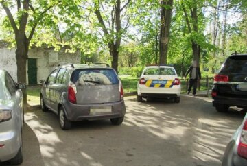 "Вдарив у шию і обличчя": у Києві хуліган кинувся з ножем на перехожих, які зробили йому зауваження