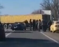 Траса Одеса-Рені перекрита, є постраждалі: відео масштабної аварії