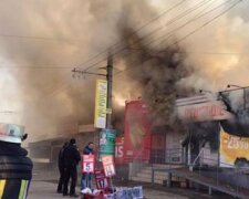 У Києві вогнем охопило ринок, на місце терміново з'їхалися рятувальники: відео пожежі