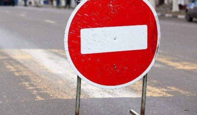 У Дніпрі асфальт пішов під землю, кадри: дорога перекрита