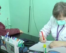 "Може це помилка?": українці жахнулися принизливою зарплатою лікарів у країні, цифри сміховинні