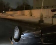 Пьяный водитель перевернул авто и пытался скрыться с места ДТП: кадры аварии в Киеве