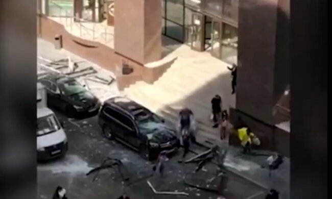 Мощный взрыв прогремел в центре столицы, на улице месиво из стекла и обломков: первые фото